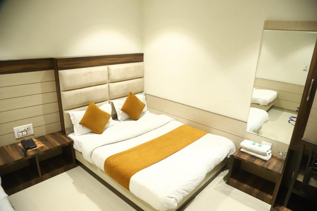 Hotel Malhotra Inn 50 Meter From Golden Temple Amritsar Buitenkant foto