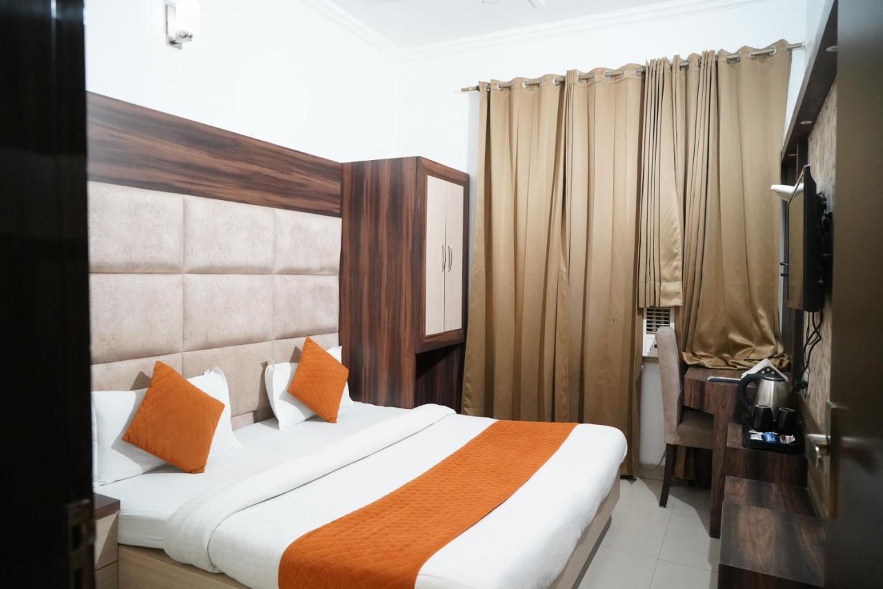 Hotel Malhotra Inn 50 Meter From Golden Temple Amritsar Buitenkant foto